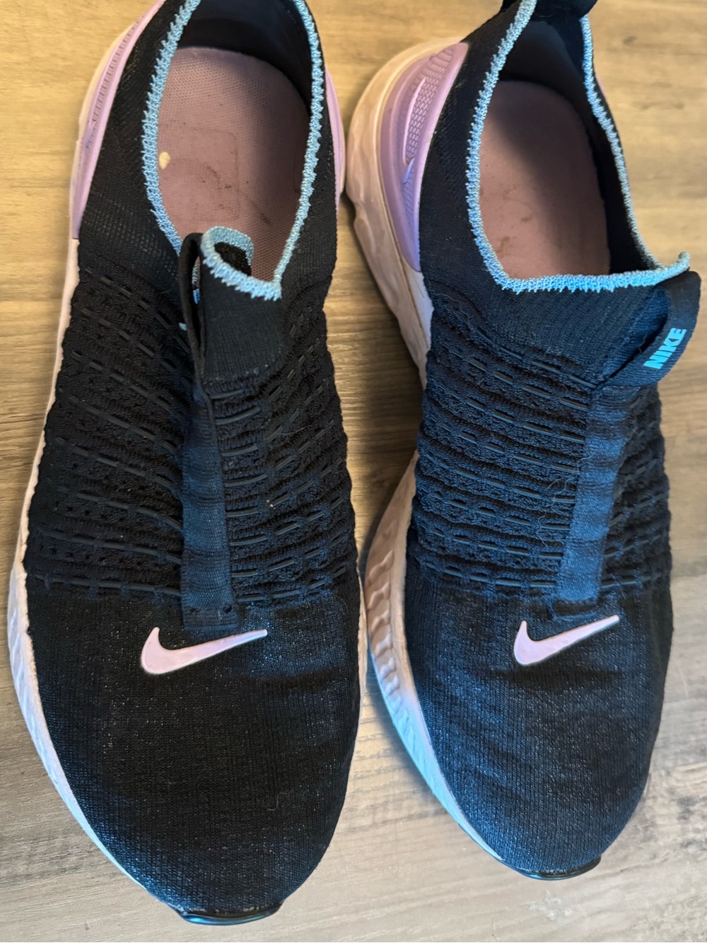 Women’s Nike Flex Runner black with pink accents size 8